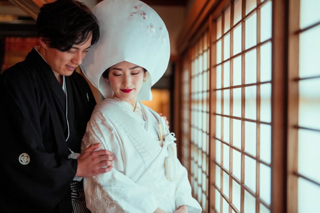 寄り添う新郎新婦　白無垢と紋服　綿帽子