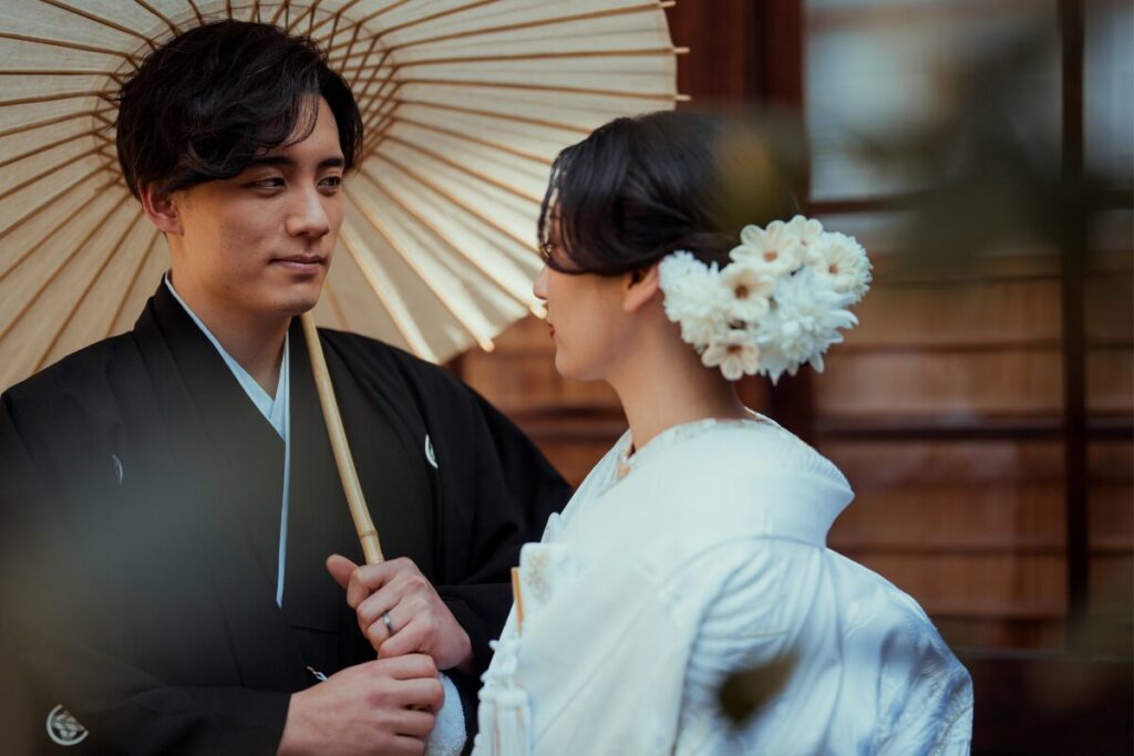 白無垢　見つめ合う新郎新婦